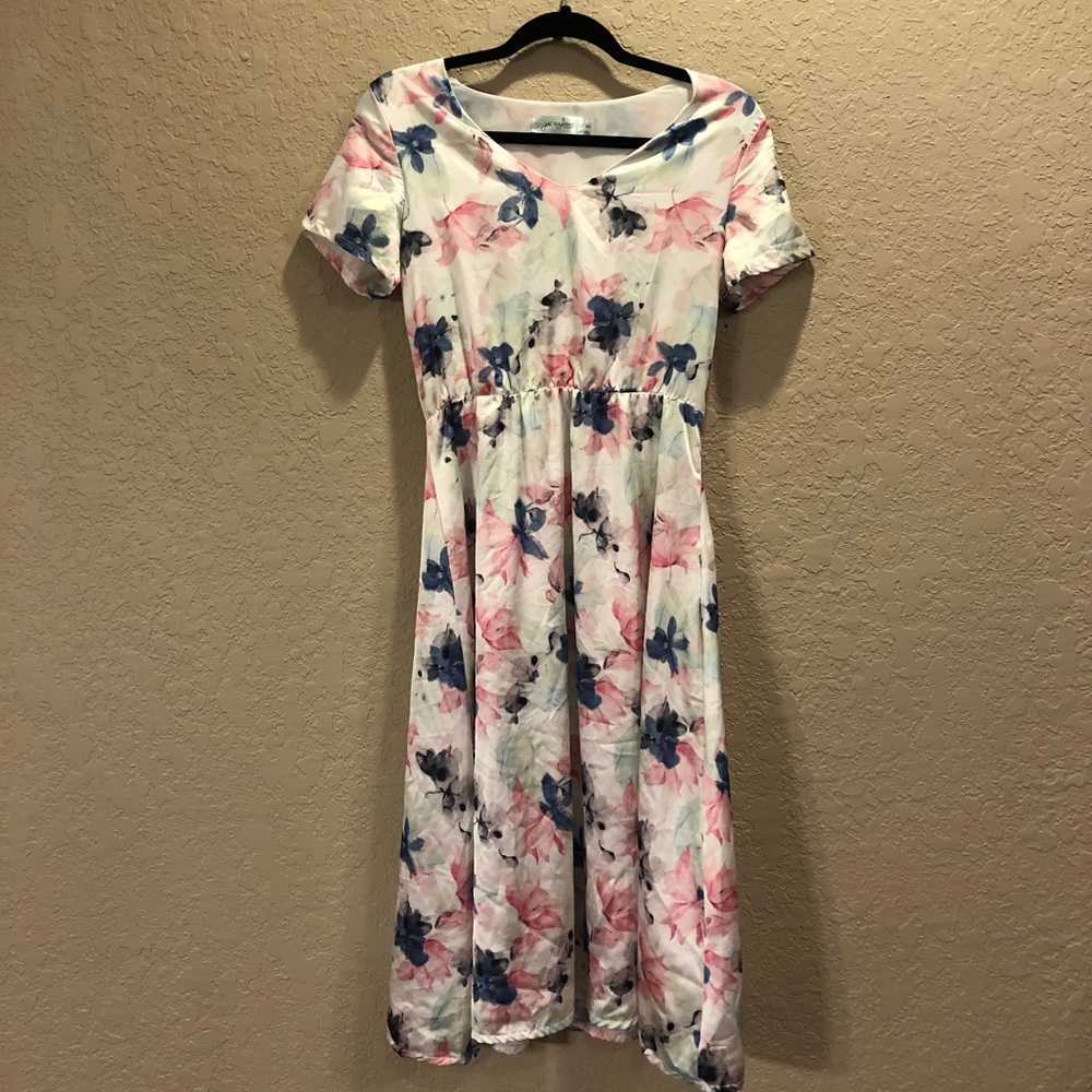 {Boutique} Short sleeve pastel floral midi dress